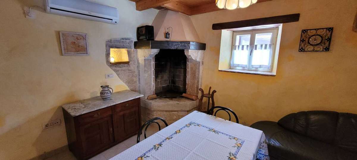 Tenuta con due case in pietra e piscina